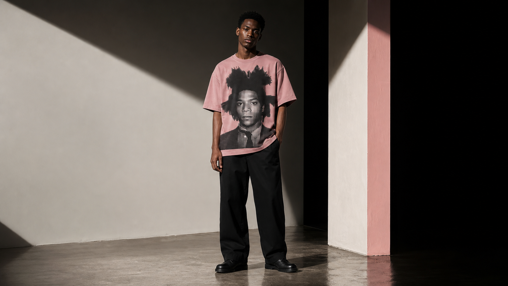 Basquiat noktasal baskılı pembe tişört giyen tam boy model